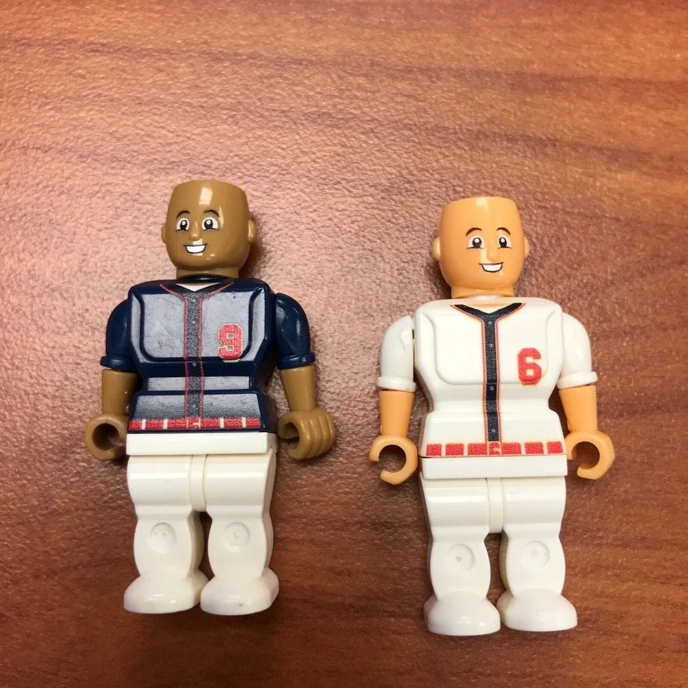 2 Mini Lego Figures